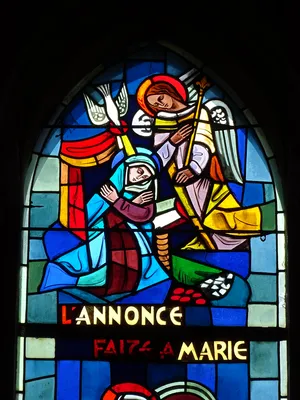Vitrail Baie 3 : L'Annonce faite à Marie, Visitation de Marie à Élisabeth... dans la Chapelle du Petit Lourdes à Hérouville-Saint-Clair