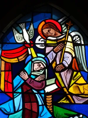 Vitrail Baie 3 : L'Annonce faite à Marie, Visitation de Marie à Élisabeth... dans la Chapelle du Petit Lourdes à Hérouville-Saint-Clair