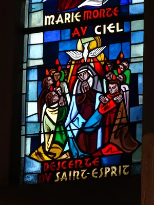 Vitrail Baie 4 : Couronnement de Marie, Marie monte au ciel... dans la Chapelle du Petit Lourdes à Hérouville-Saint-Clair