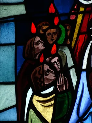 Vitrail Baie 4 : Couronnement de Marie, Marie monte au ciel... dans la Chapelle du Petit Lourdes à Hérouville-Saint-Clair