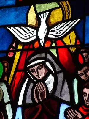 Vitrail Baie 4 : Couronnement de Marie, Marie monte au ciel... dans la Chapelle du Petit Lourdes à Hérouville-Saint-Clair