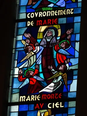 Vitrail Baie 4 : Couronnement de Marie, Marie monte au ciel... dans la Chapelle du Petit Lourdes à Hérouville-Saint-Clair