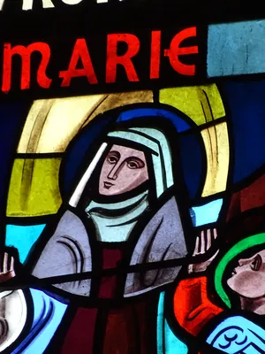 Vitrail Baie 4 : Couronnement de Marie, Marie monte au ciel... dans la Chapelle du Petit Lourdes à Hérouville-Saint-Clair