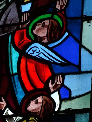 Vitrail Baie 4 : Couronnement de Marie, Marie monte au ciel... dans la Chapelle du Petit Lourdes à Hérouville-Saint-Clair