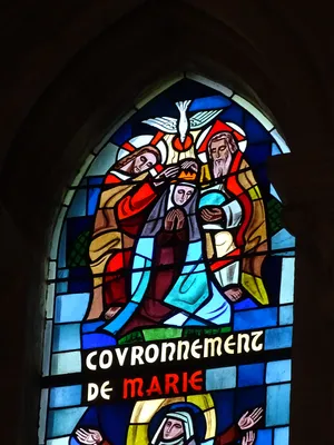 Vitrail Baie 4 : Couronnement de Marie, Marie monte au ciel... dans la Chapelle du Petit Lourdes à Hérouville-Saint-Clair