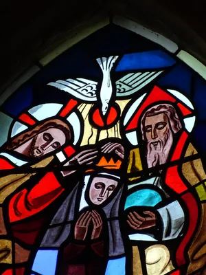 Vitrail Baie 4 : Couronnement de Marie, Marie monte au ciel... dans la Chapelle du Petit Lourdes à Hérouville-Saint-Clair