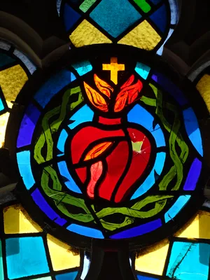 Vitrail Baie 5 : Sacré-Cœur de Jésus dans la Chapelle du Petit Lourdes à Hérouville-Saint-Clair