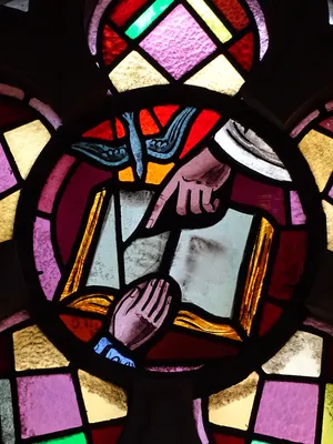 Vitrail Baie 6 : La Transmission du Savoir dans la Chapelle du Petit Lourdes à Hérouville-Saint-Clair