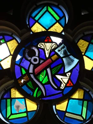 Vitrail Baie 7 : Attributs de Saint-Joseph dans la Chapelle du Petit Lourdes à Hérouville-Saint-Clair