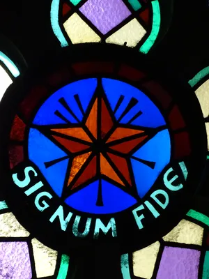 Vitrail Baie 10 : Signum Fidei dans la Chapelle du Petit Lourdes à Hérouville-Saint-Clair