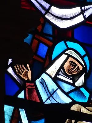 Vitrail Baie 102 : La descente de croix dans la Chapelle du Petit Lourdes à Hérouville-Saint-Clair