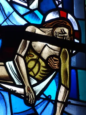 Vitrail Baie 102 : La descente de croix dans la Chapelle du Petit Lourdes à Hérouville-Saint-Clair