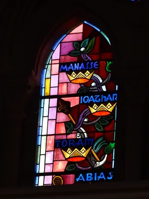 Vitrail Baie 104 : Flos de radice Jesse, Manassé, Joatham, Joram, Abias, Amon... dans la Chapelle du Petit Lourdes à Hérouville-Saint-Clair