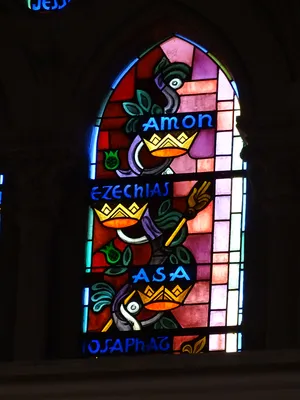Vitrail Baie 104 : Flos de radice Jesse, Manassé, Joatham, Joram, Abias, Amon... dans la Chapelle du Petit Lourdes à Hérouville-Saint-Clair
