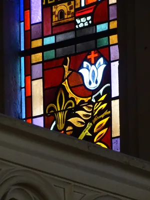 Vitrail Baie 106 : Turris Davidica dans la Chapelle du Petit Lourdes à Hérouville-Saint-Clair