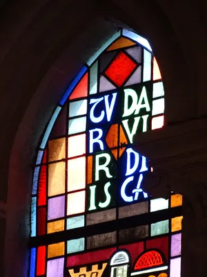 Vitrail Baie 106 : Turris Davidica dans la Chapelle du Petit Lourdes à Hérouville-Saint-Clair