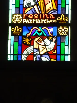 Vitrail Baie 103 : Reine du très saint rosaire, des anges, des patriarches... dans la Chapelle du Petit Lourdes à Hérouville-Saint-Clair