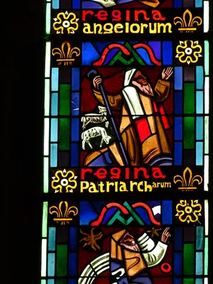 Vitrail Baie 103 : Reine du très saint rosaire, des anges, des patriarches... dans la Chapelle du Petit Lourdes à Hérouville-Saint-Clair