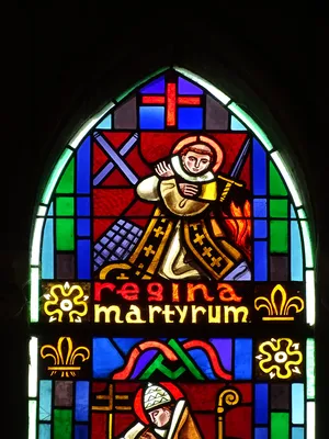Vitrail Baie 103 : Reine du très saint rosaire, des anges, des patriarches... dans la Chapelle du Petit Lourdes à Hérouville-Saint-Clair