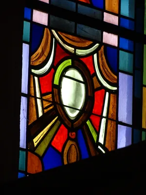 Vitrail Baie 105 : Vas spirituale dans la Chapelle du Petit Lourdes à Hérouville-Saint-Clair