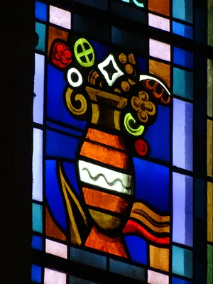 Vitrail Baie 105 : Vas spirituale dans la Chapelle du Petit Lourdes à Hérouville-Saint-Clair