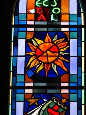 Vitrail Baie 107 : Electa ut sol, Stella matutina dans la Chapelle du Petit Lourdes à Hérouville-Saint-Clair