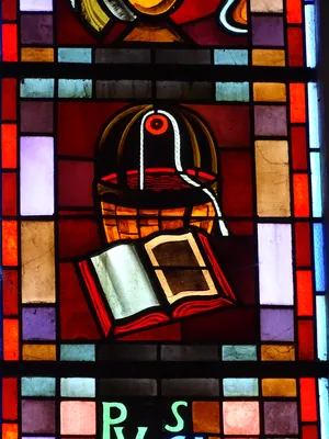 Vitrail Baie 108 : Vas honorabile, Sedes sapientiae dans la Chapelle du Petit Lourdes à Hérouville-Saint-Clair