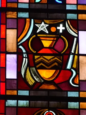 Vitrail Baie 108 : Vas honorabile, Sedes sapientiae dans la Chapelle du Petit Lourdes à Hérouville-Saint-Clair
