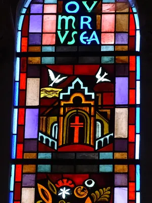 Vitrail Baie 112 : Domus aurea, Hortus conclusus dans la Chapelle du Petit Lourdes à Hérouville-Saint-Clair