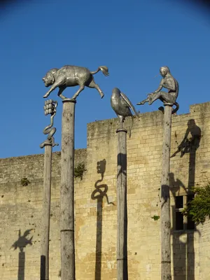 One man, nine animals par Huang Yong Ping dans le Château de Caen