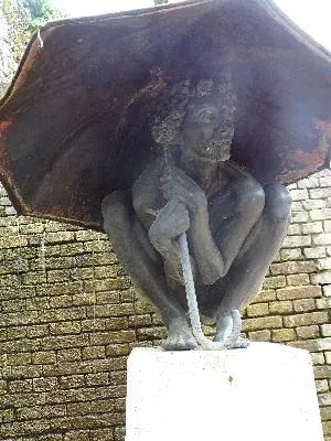 Statue L'enfant au parapluie à Honfleur