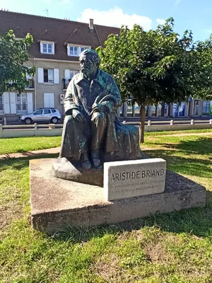 Statue d'Aristide Briand à Ouistreham
