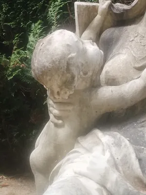 Statue A à Lisieux