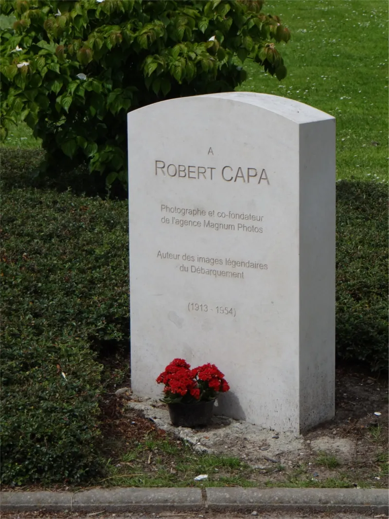 Stèle commémorative Robert CAPA à Bayeux