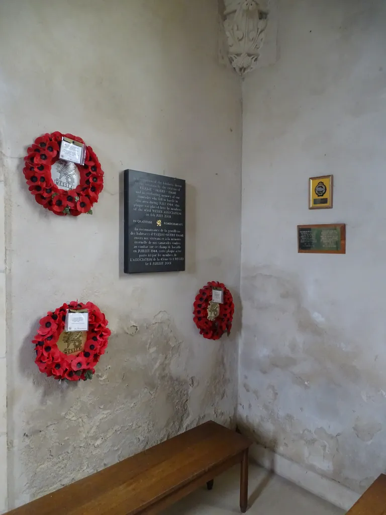 Plaques commémoratives de l'Église Notre-Dame-de-l'Annonciation à Esquay-Notre-Dame