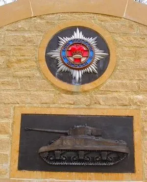 Plaque régimentaire et profil du char Sherman de Creully