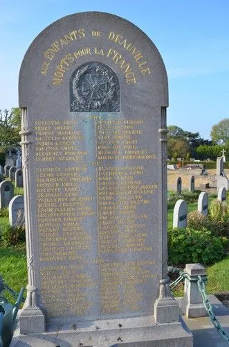 Monument aux morts du cimetière de Deauville