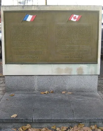 Stèle soldats canadiens de Caen
