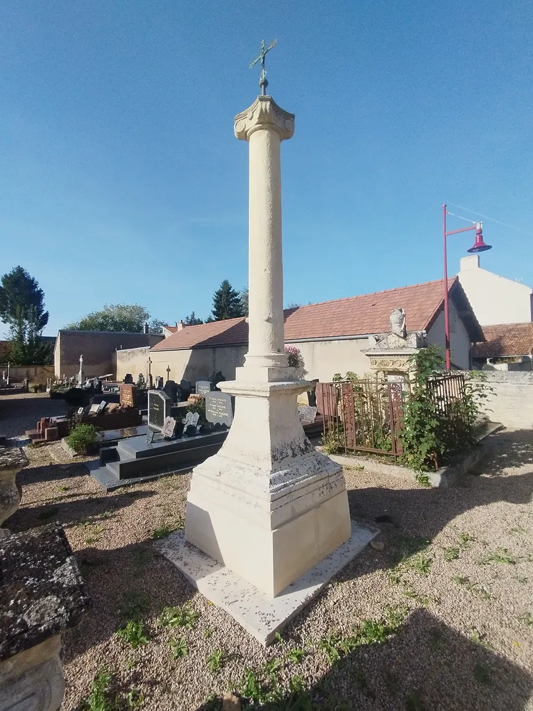 Croix de l'Église Saint-Pierre de Touffréville