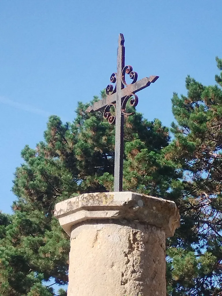 Croix de l'Église Notre-Dame-des-Sept-Douleurs à Cuverville