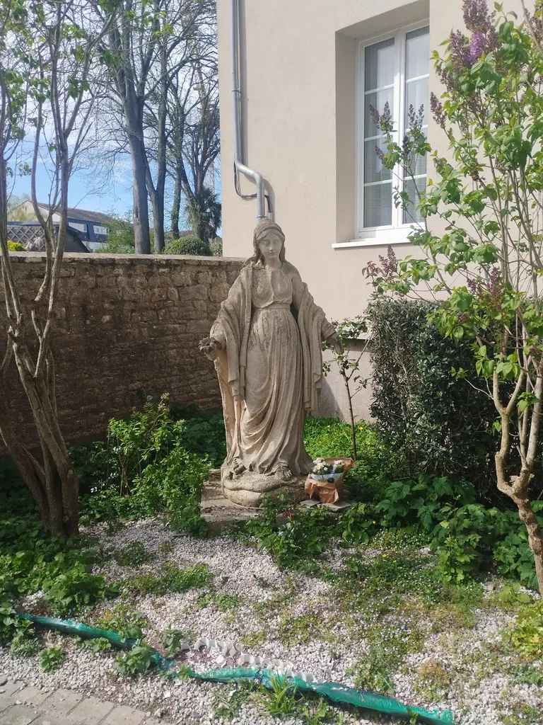 Statue de la Vierge à Isigny-sur-Mer
