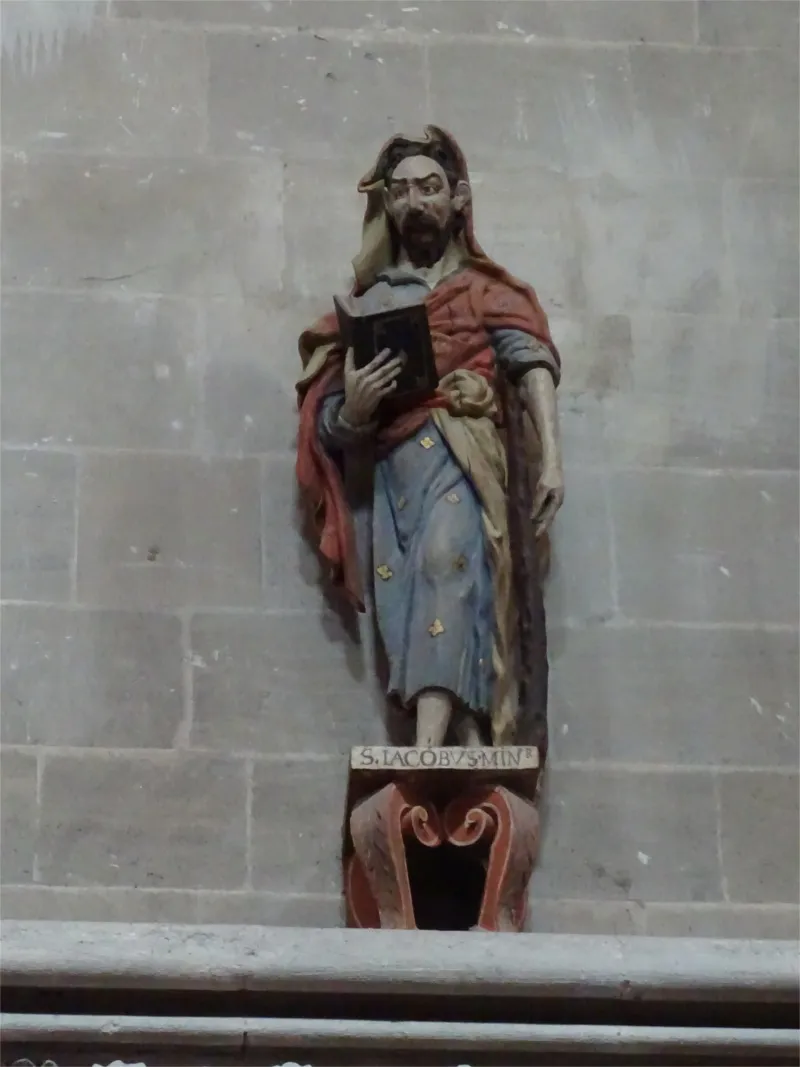 Statue de Saint-Jacques le Mineur dans la Cathédrale Notre-Dame de Bayeux