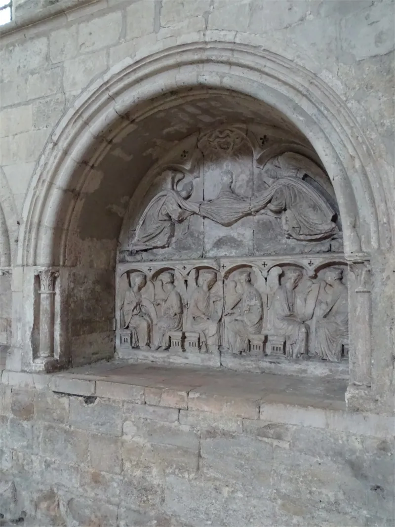 Enfeu : âme enlevée par des anges dans la Cathédrale Saint-Pierre de Lisieux