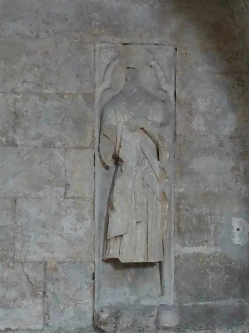 Demi-relief (dalle funéraire) : Chevalier dans la Cathédrale Saint-Pierre de Lisieux