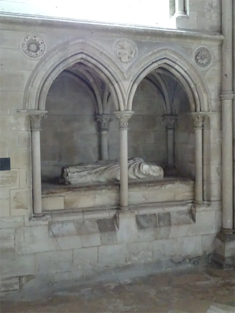 Dalle funéraire : Pierre Cauchon dans la Cathédrale Saint-Pierre de Lisieux
