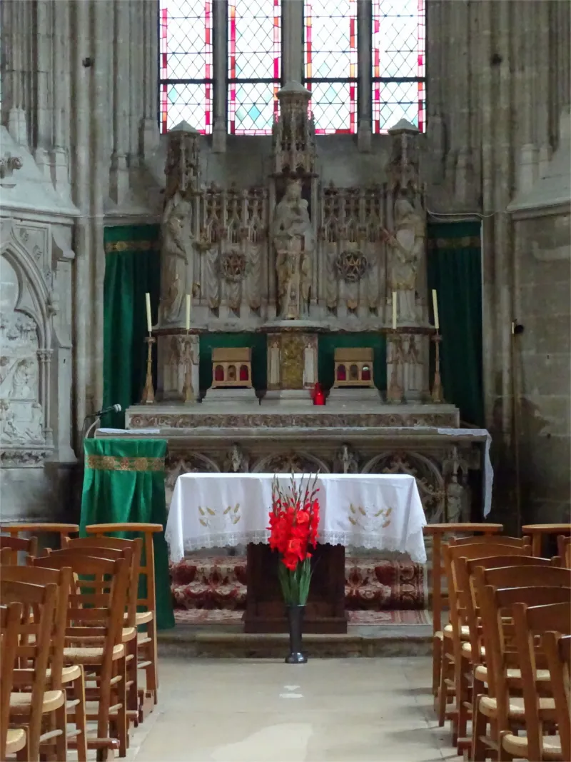 Autel dédié à la Vierge dans la Cathédrale Saint-Pierre de Lisieux