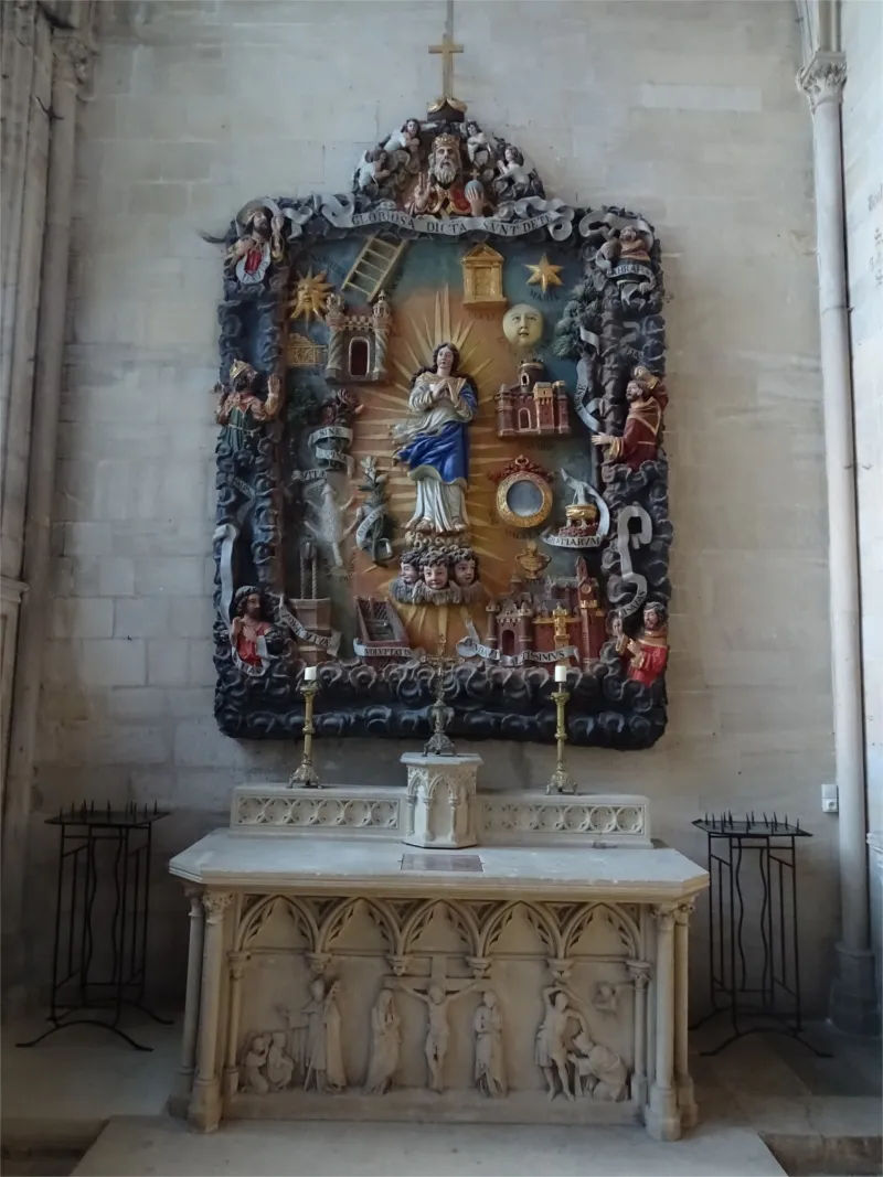 Bas-relief : litanies de la Vierge dans la Cathédrale de Bayeux