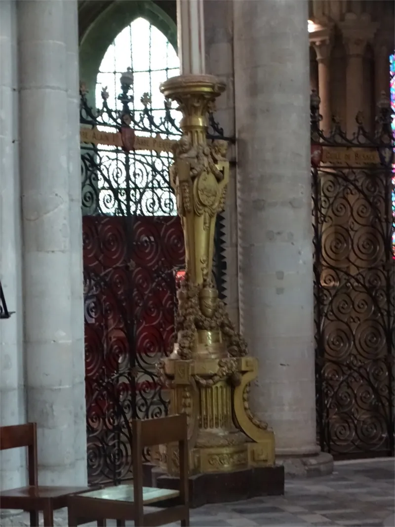 Chandelier pascal de l'Église Saint-Étienne de Caen