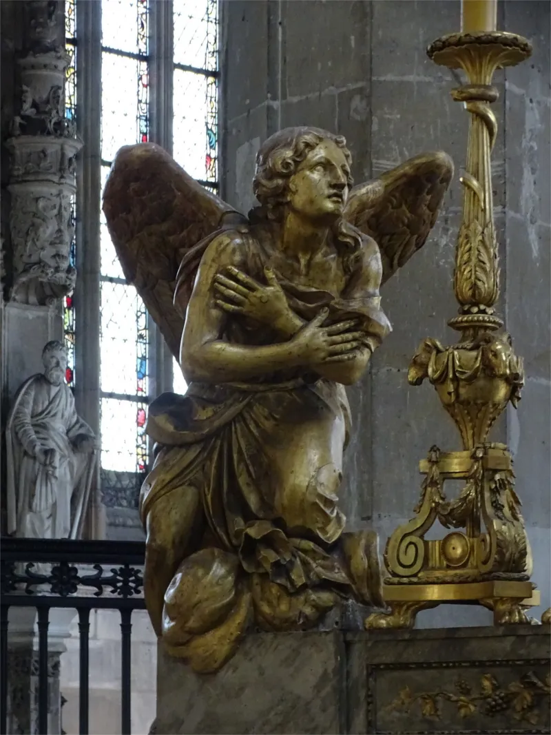 2 statues : anges adorateurs de l'Église Saint-Pierre de Caen