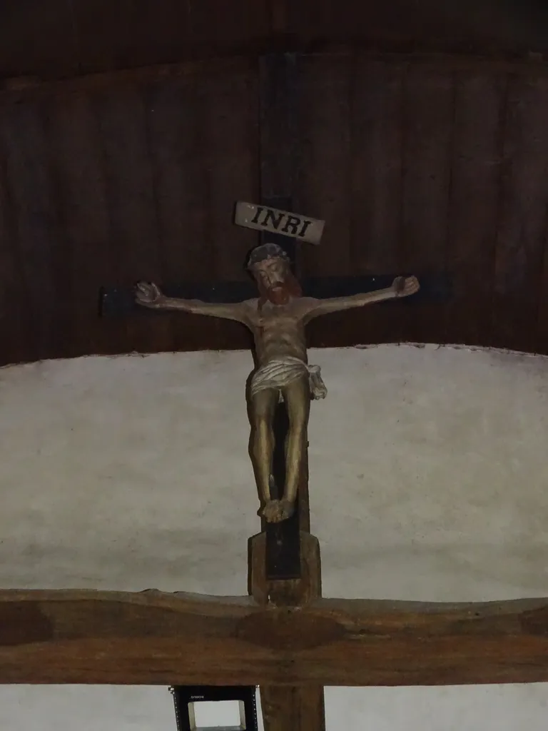 Statue de la poutre de gloire : Christ en croix dans l'Église Saint-Denis de Cambremer